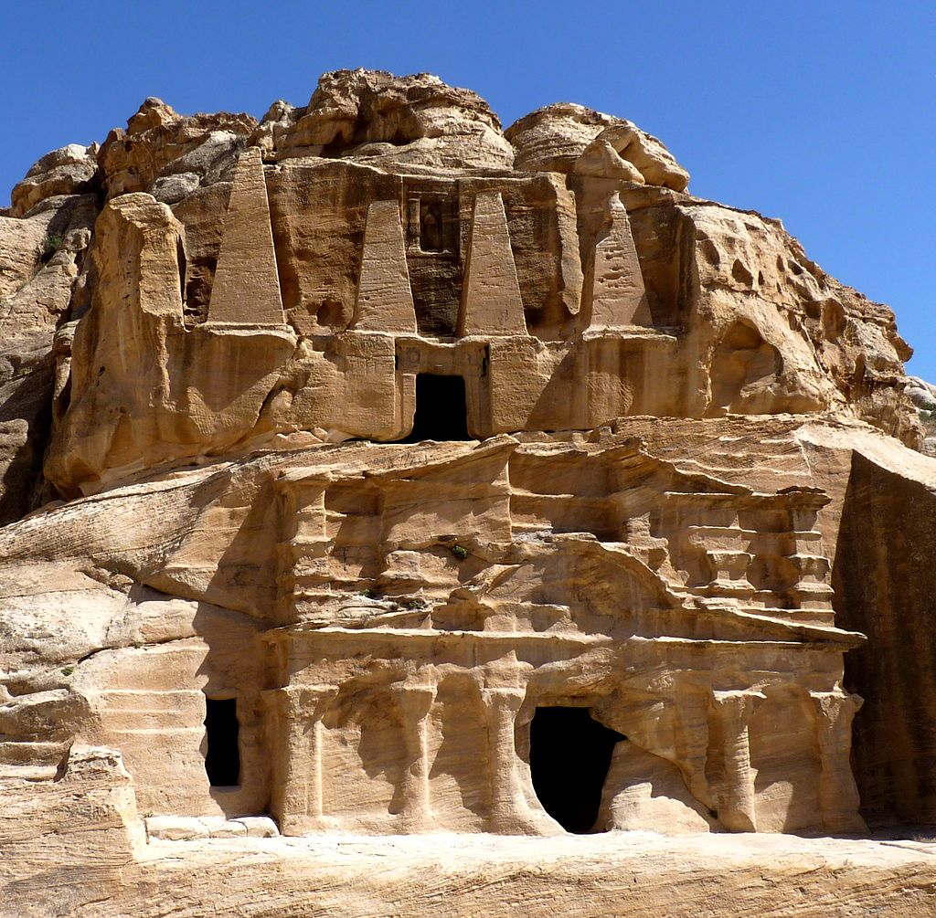 Obelisk_Tomb_and_the_Triclinium_(Petra)