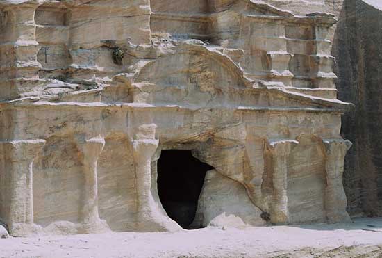 Urn-Tomb
